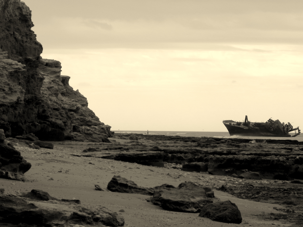 DESDE LEJOS,EL BARCO ENCALLADO