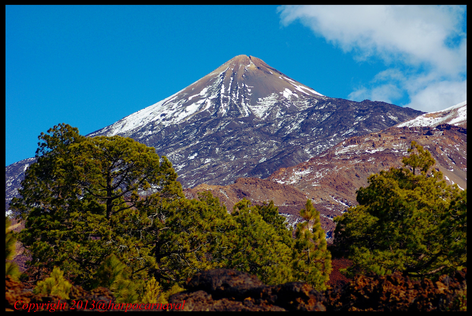 Desde sur se divisa su silueta (El Teide)