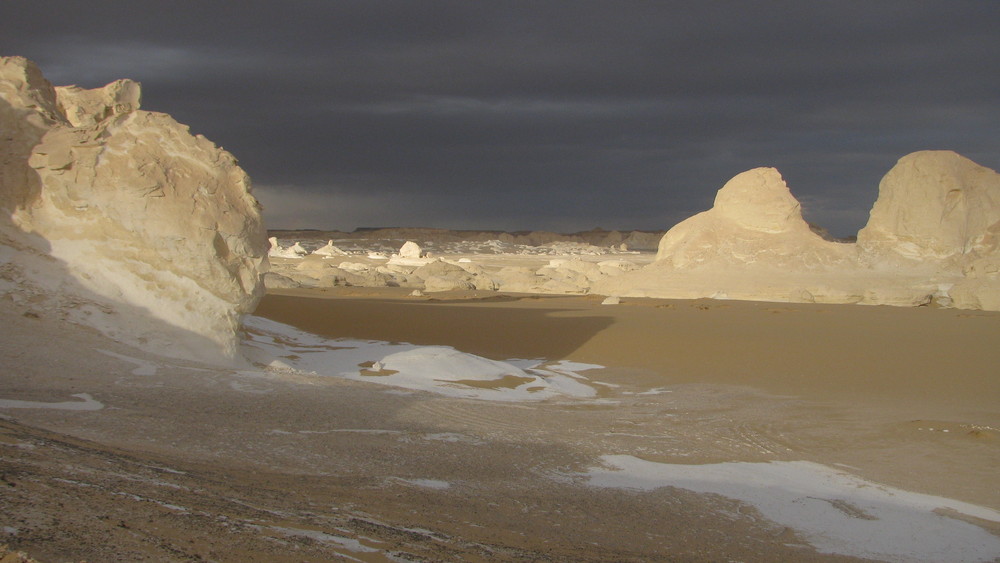 Desert Blanc par ciel orageux