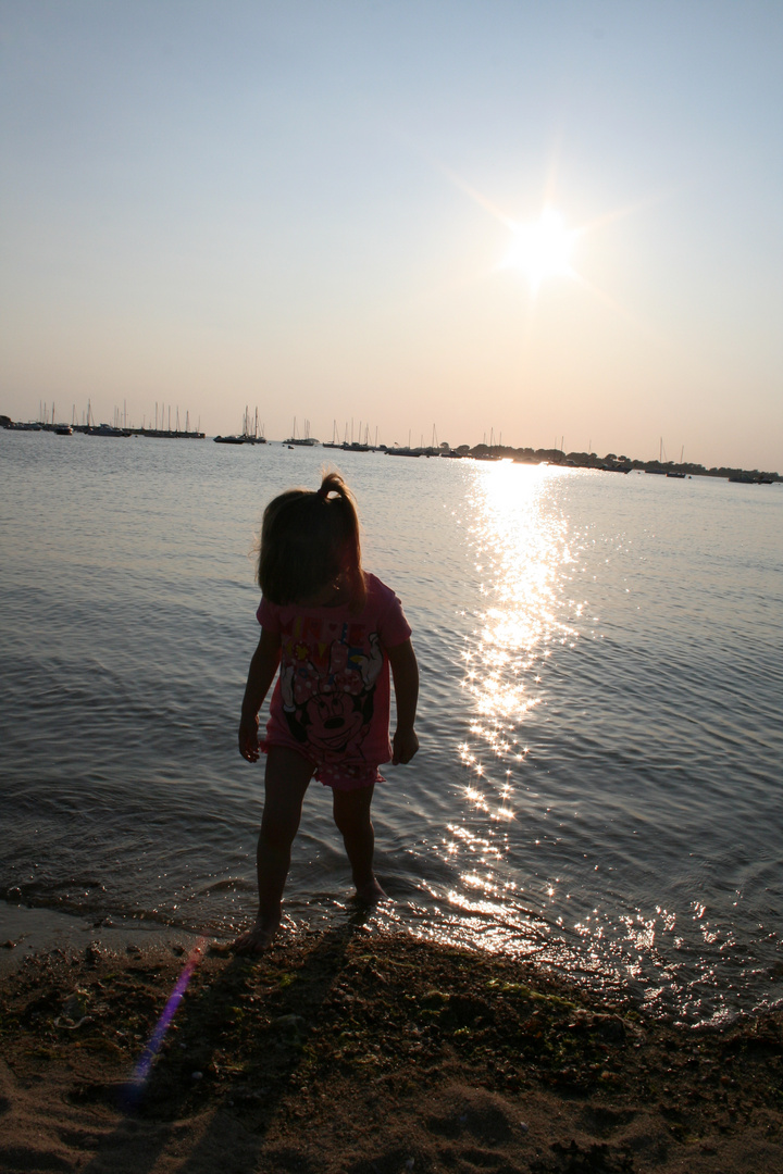 désespérée la déesse de nuit fuit au  levé du soleil