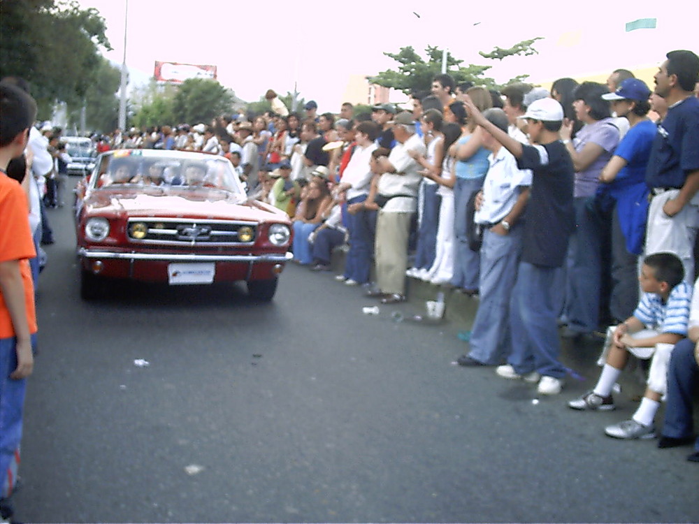 DESFILE AUTOS EN MEDELLIN