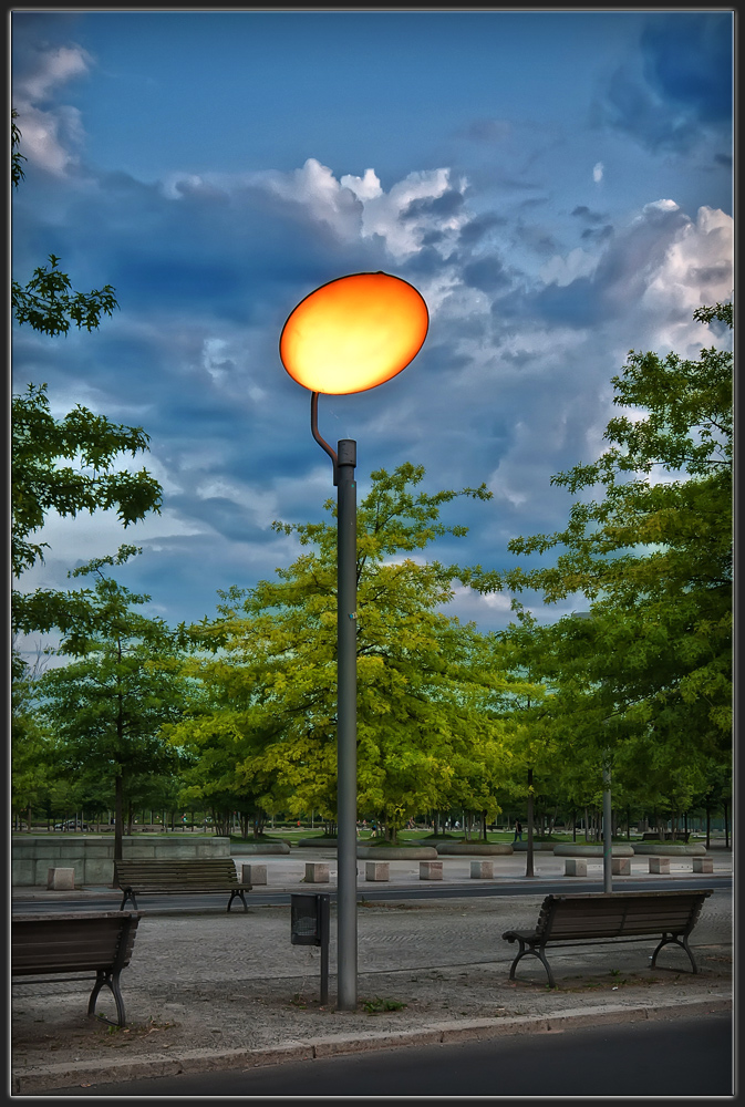 Design-Straßenlampe im Regierungsviertel