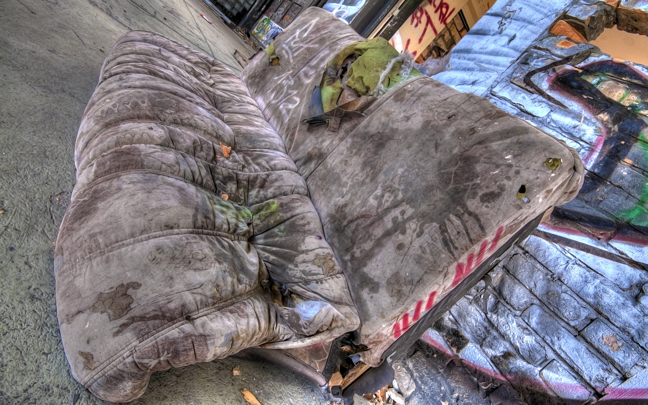 Designer Sofa "Derelict" jetzt bei I . . A