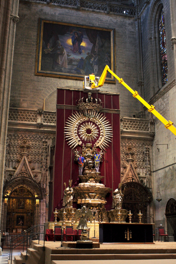 desmontando altar de las fiestas mayores.