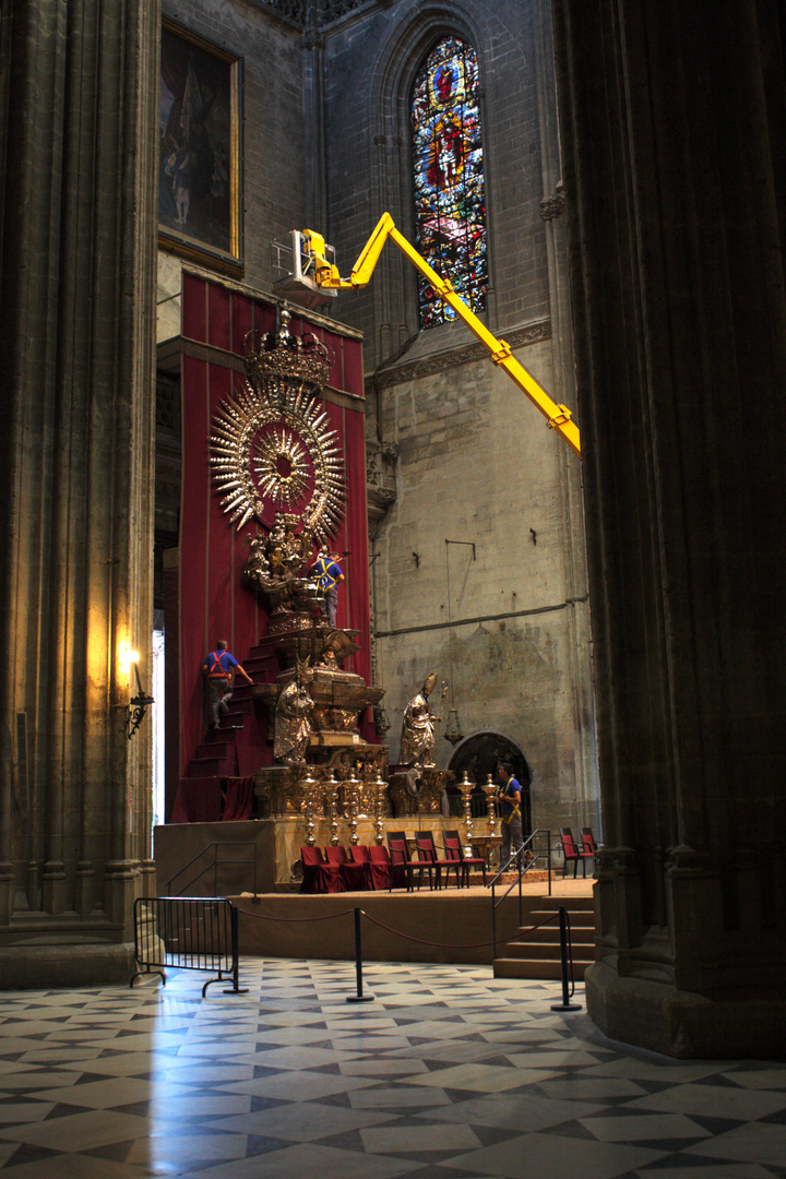 desmontando altar de las fiestas mayores