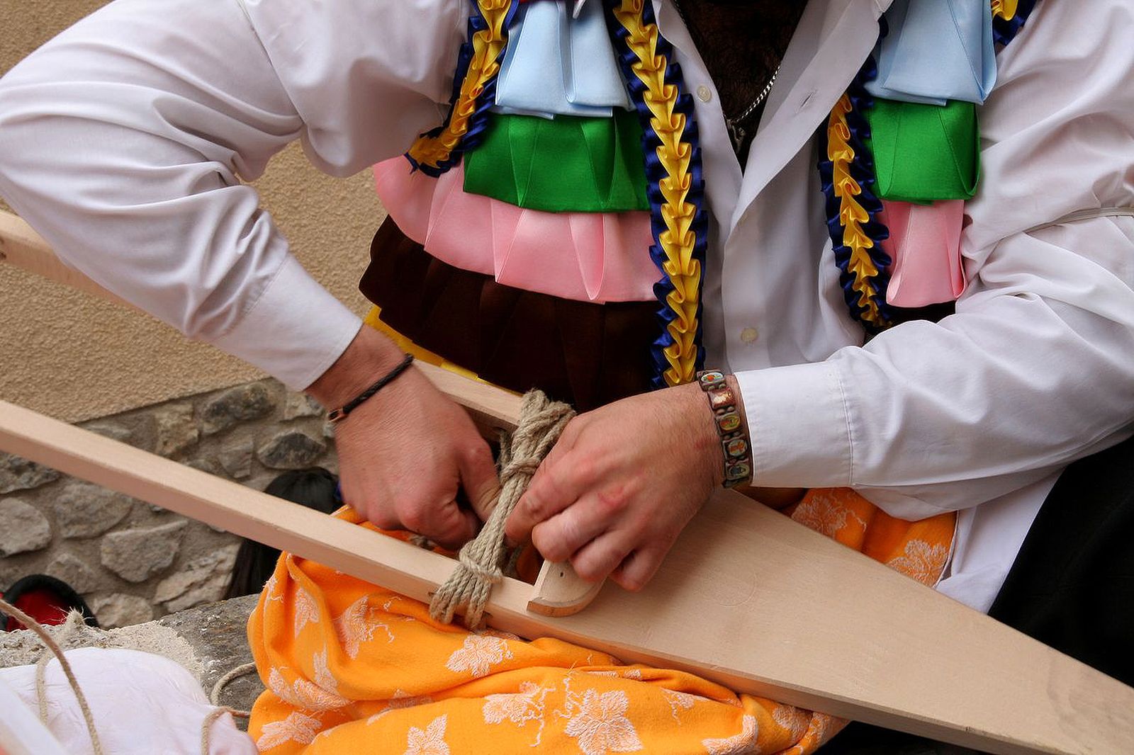 Después de la danza de los zancos en Anguiano (La Rioja)