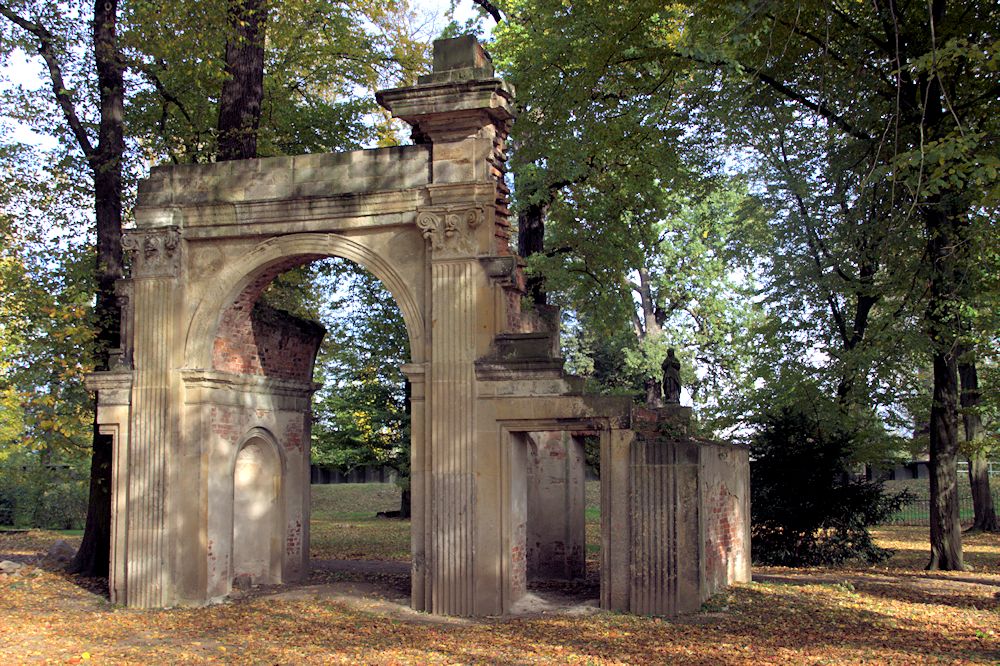 Dessau Luisium * Der Ruinenbogen * im Oktober