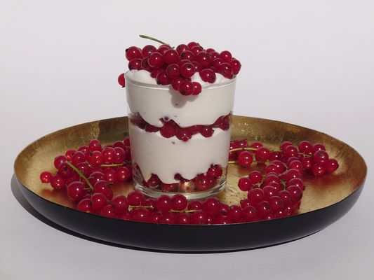Dessertcreme mit frischen Johannisbeeren