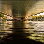 Dessous, coule une rivière...