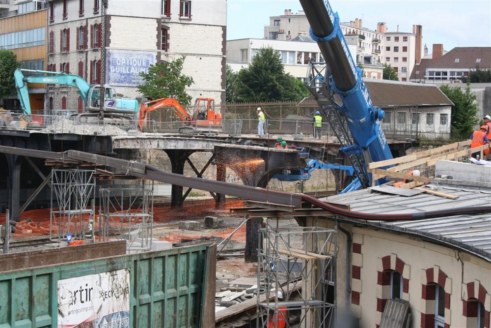 destuction d'un pont a Troyes