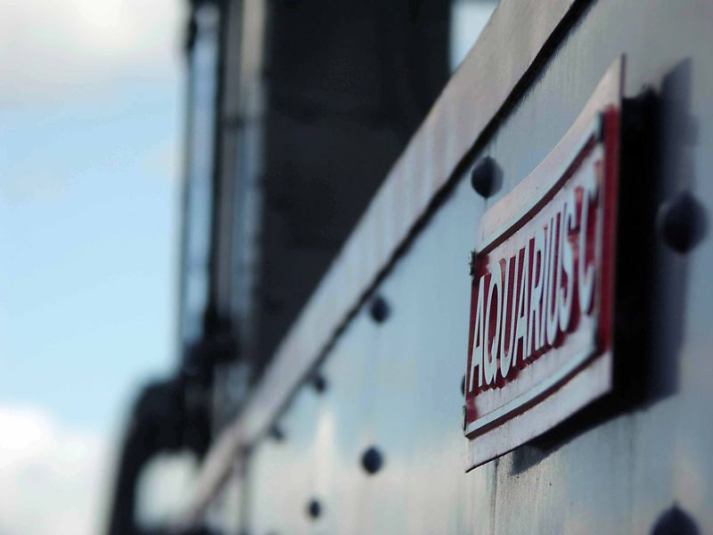 Detaiaufnahme alter Dampflock auf Kleinbahnhof in rügen