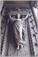 Détail 1 de la porte d'entrée de la basilique