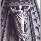 Détail 1 de la porte d'entrée de la basilique