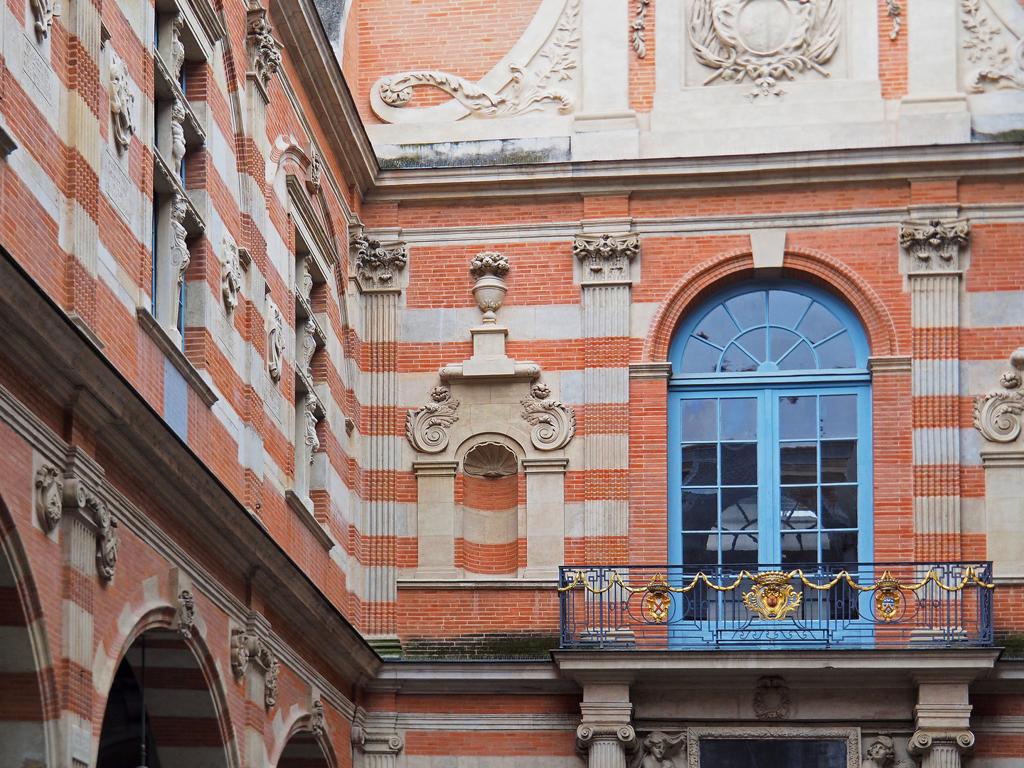 Détail architectural dans la cour Henri IV