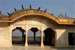 Detail aus dem Pavillion des Shah Jahan mit Blick zum Taj Mahal...
