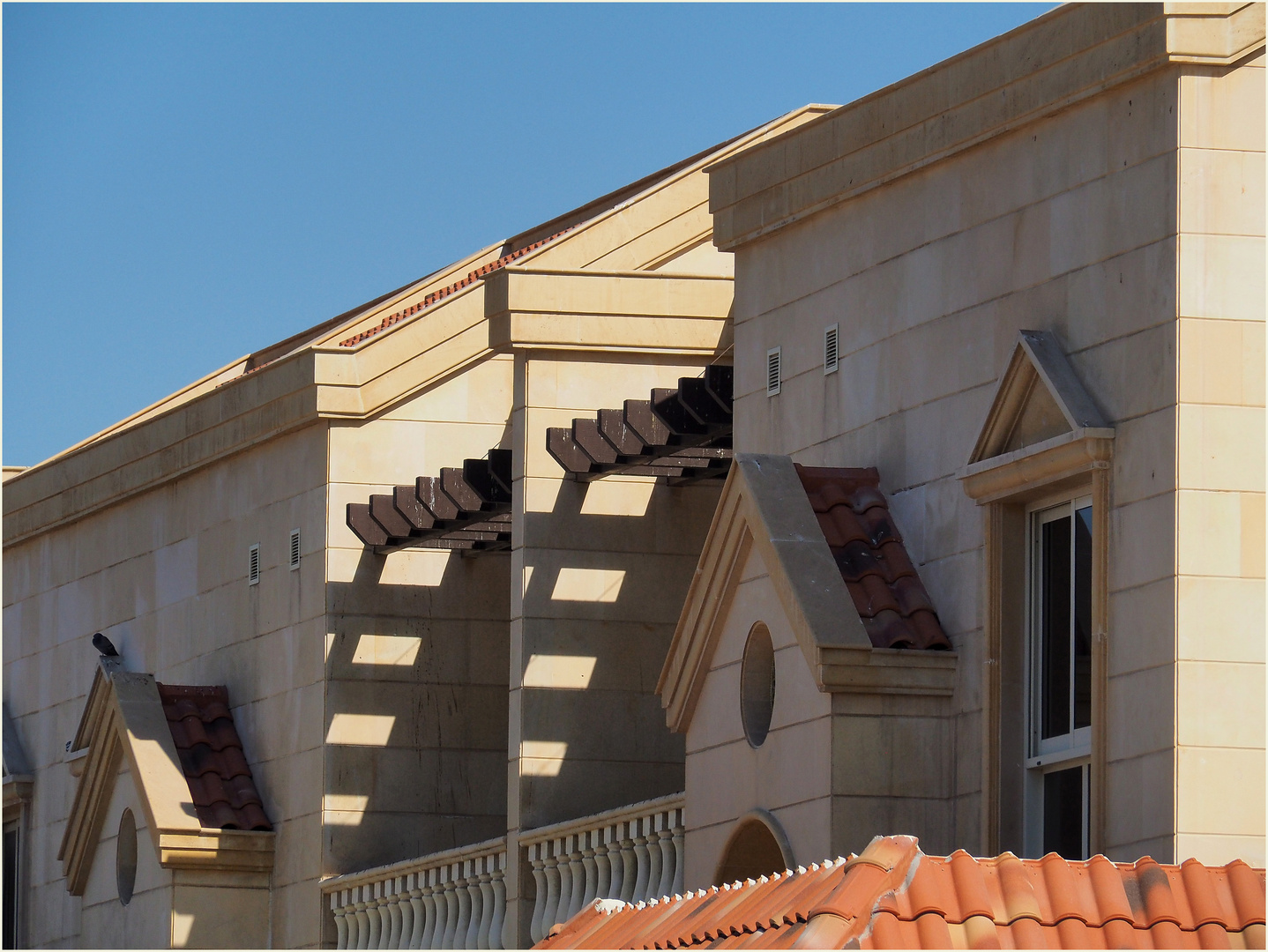 Détail d'architecture d'une villa, et un pigeon...