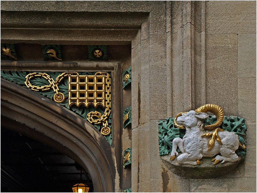 Détail de décoration de porte au Christ’s College  --  Cambridge