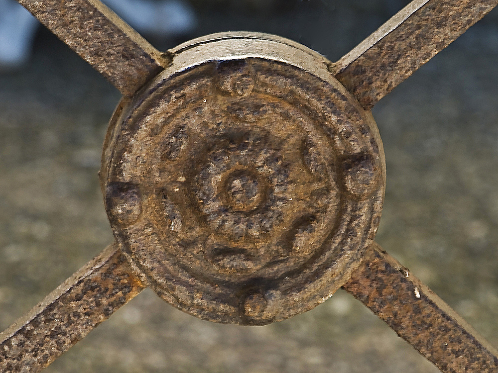 Détail de la balustrade de la halle couverte de Saint-Puy