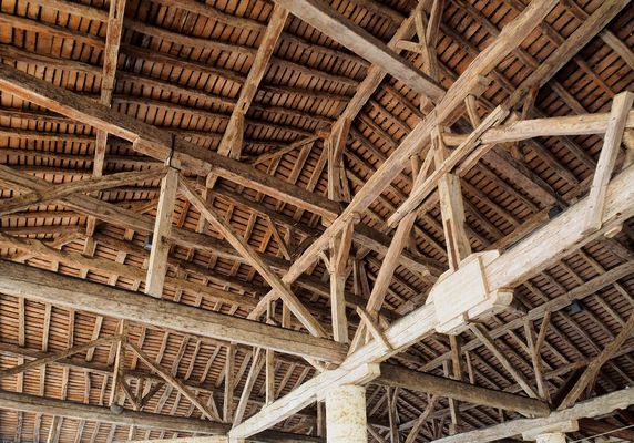 Détail de la charpente de la halle de Mauvezin