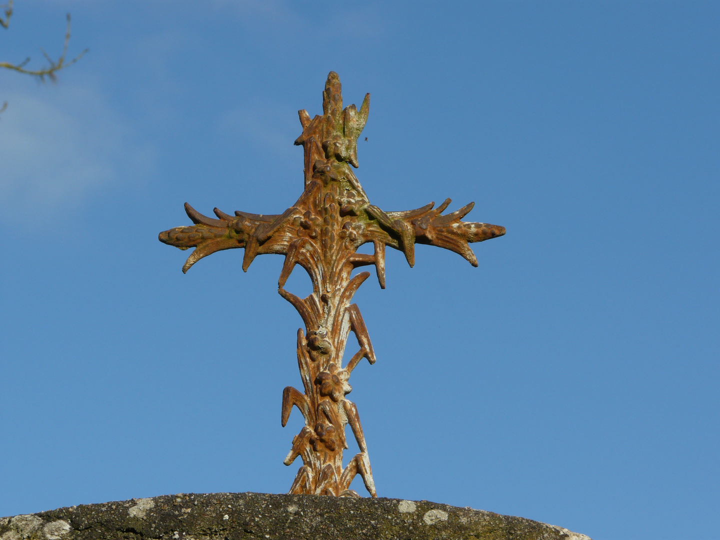 Détail de la croix au-dessus du puit de la chapelle Ste Radégonde.