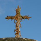 Détail de la croix au-dessus du puit de la chapelle Ste Radégonde.