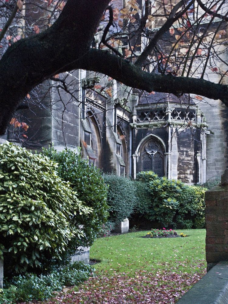 Détail de la façade est de l’Eglise Notre-Dame des Martyrs Anglais  --  Cambridge  