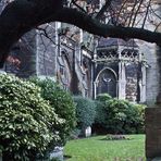 Détail de la façade est de l’Eglise Notre-Dame des Martyrs Anglais  --  Cambridge  