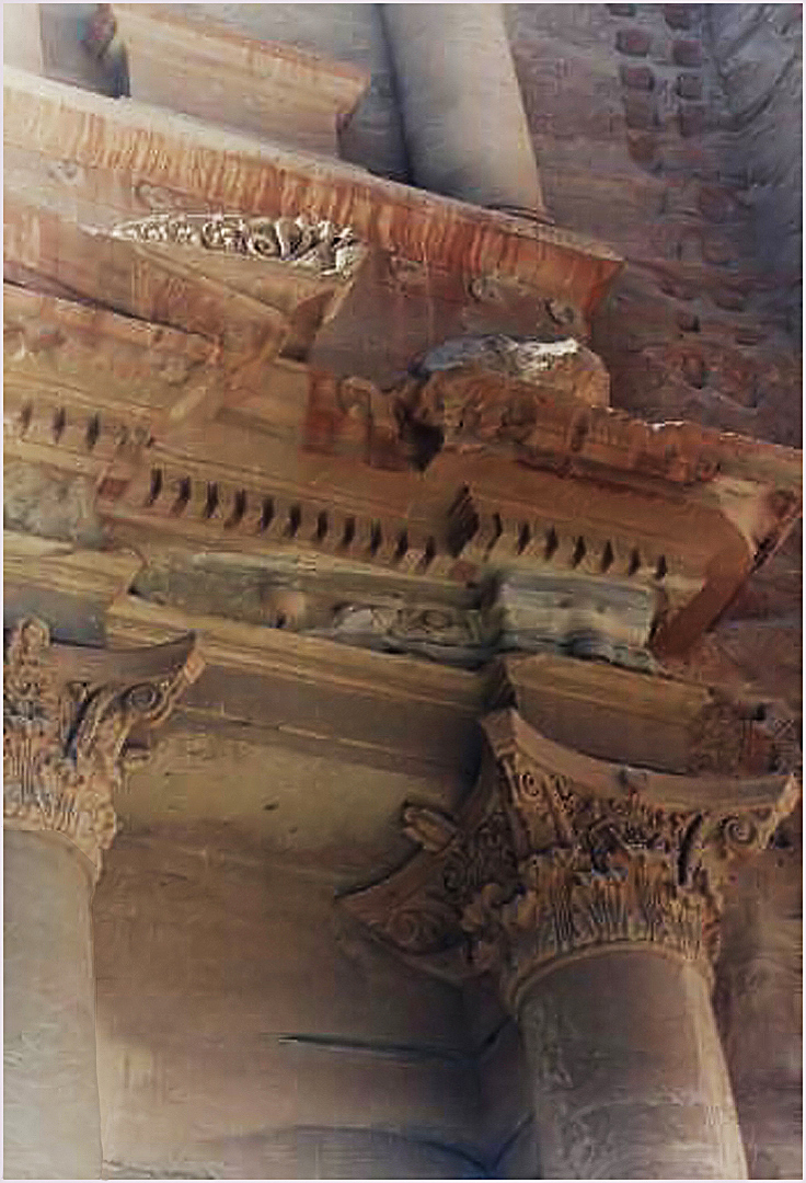 Detail de la façade supérieure du Khazneh  --  Petra  (photo de droite ci-dessous)