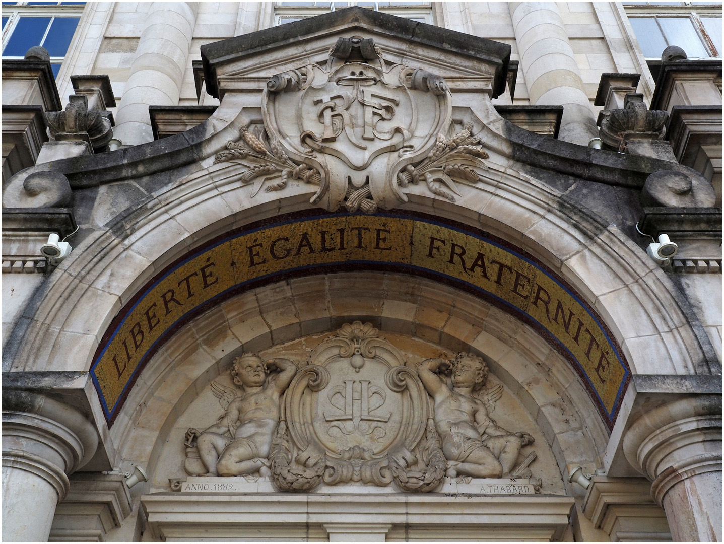 Détail de la porte d’entrée de l’Hôtel de ville  --  Limoges