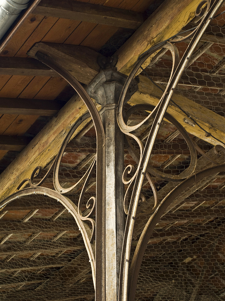 Détail de la structure de la Halle couverte à Saint-Puy (Gers)