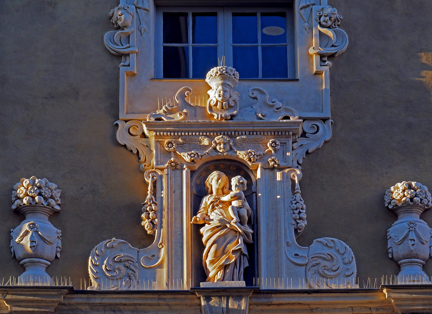 Détail de sculptures sur la façade du Palais Borea d’Olmo