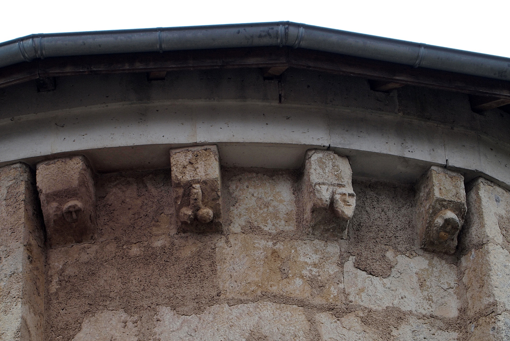 Detail der Kirche von Bourgnac