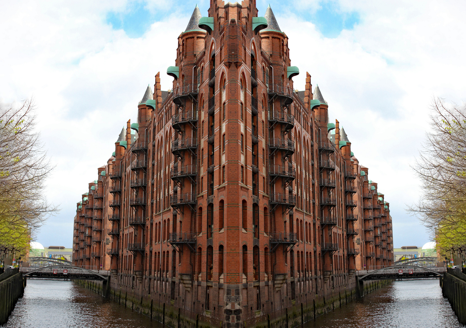 Detail der Speicherstadt Hamburg gespiegelt