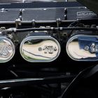 Detail des Motorblockes eines Jaguar Type E mit den Luftfiltern