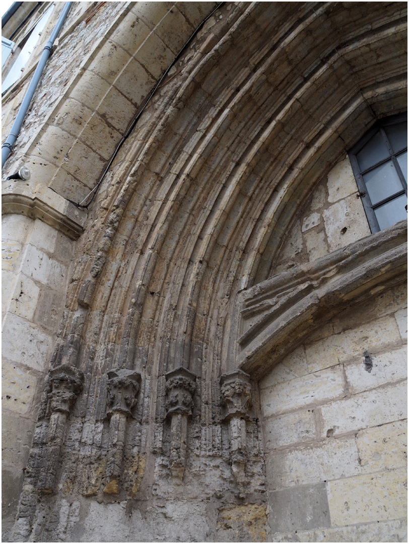 Détail du portail de l’Eglise du Couvent des Cordeliers  de Lectoure (XIVème)