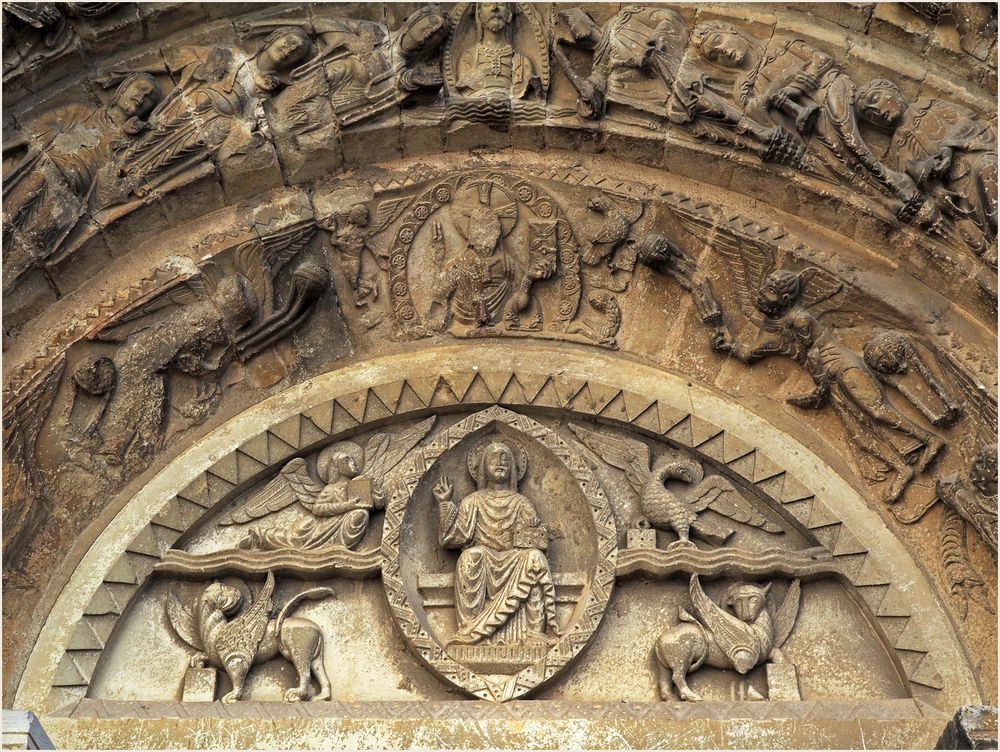 Détail du tympan  --  Eglise Saint-Nicolas de Civray (XIIème)