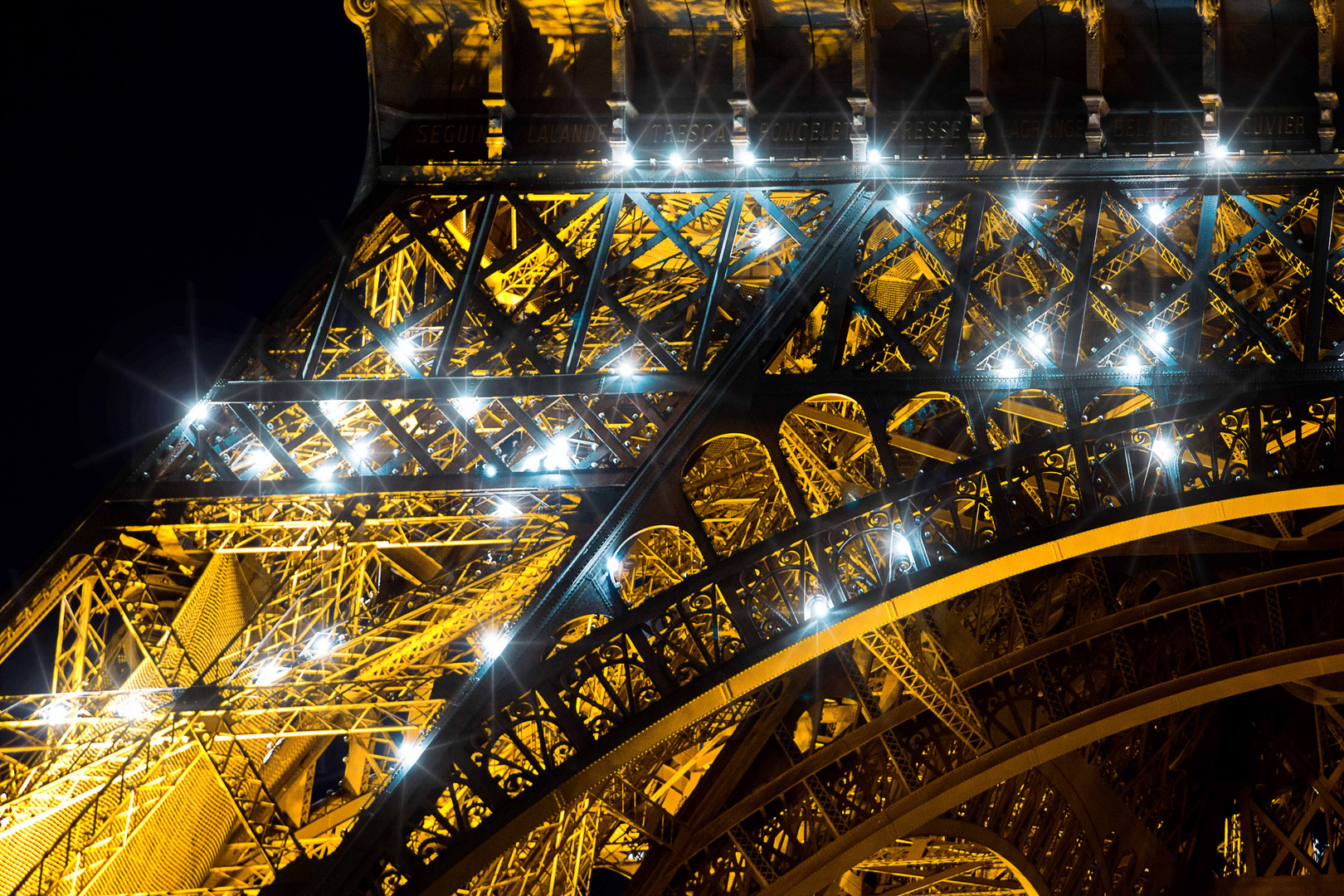 Detail Eiffelturm bei Nacht