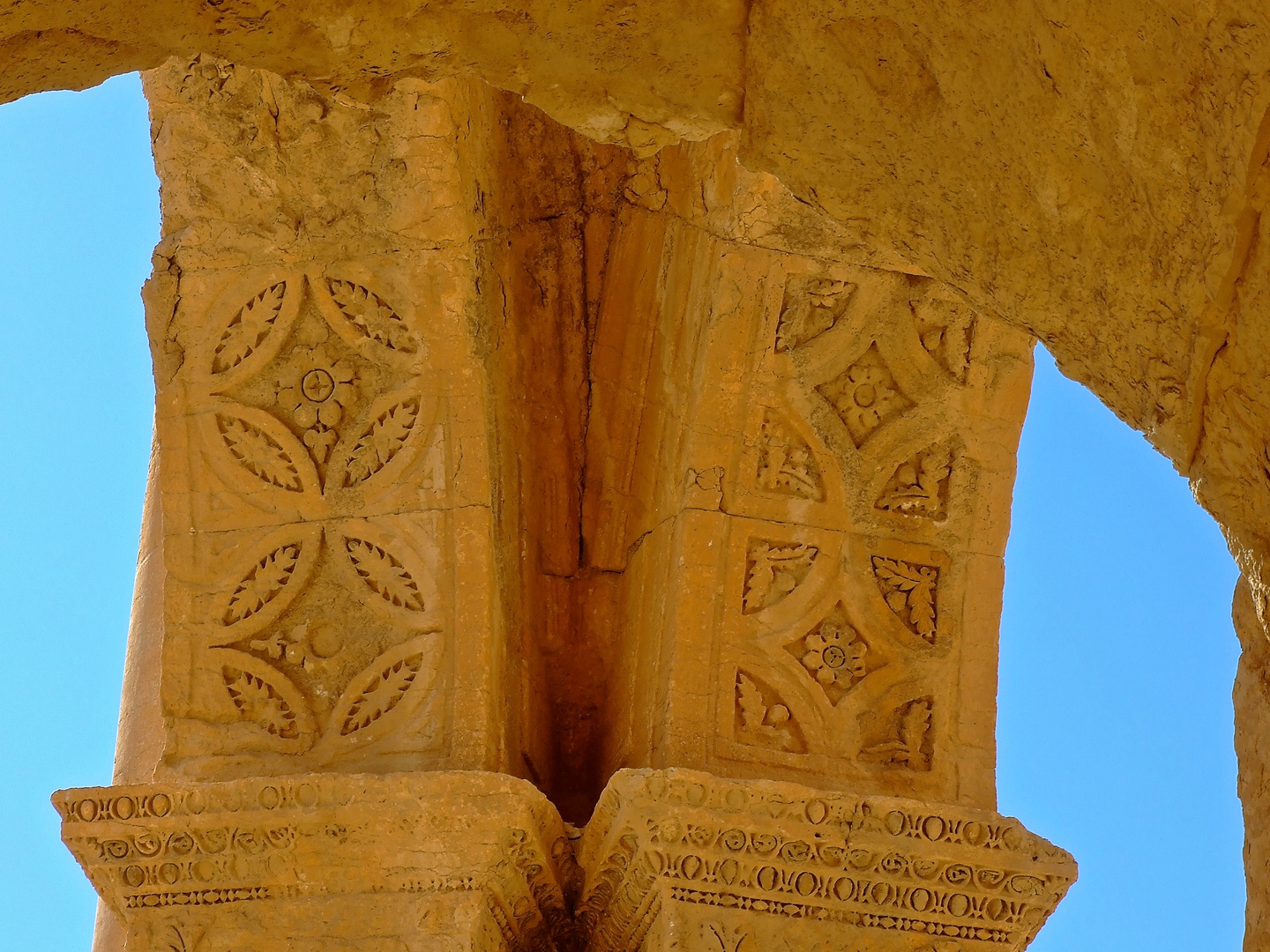 Detail einer in die Jahre gekommenen Säule in Palmyra