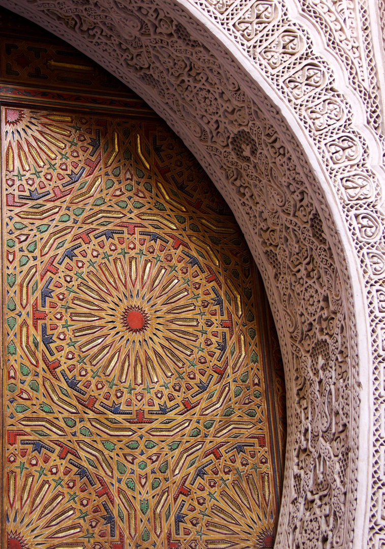 Detail einer reich verzierten Tür in Fes