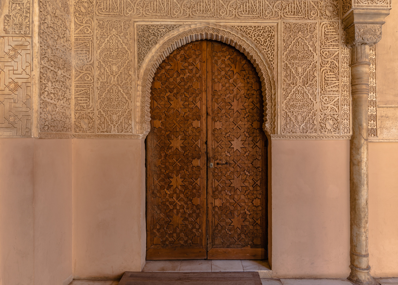 Detail einer Tür im Innenhof der Alhambra