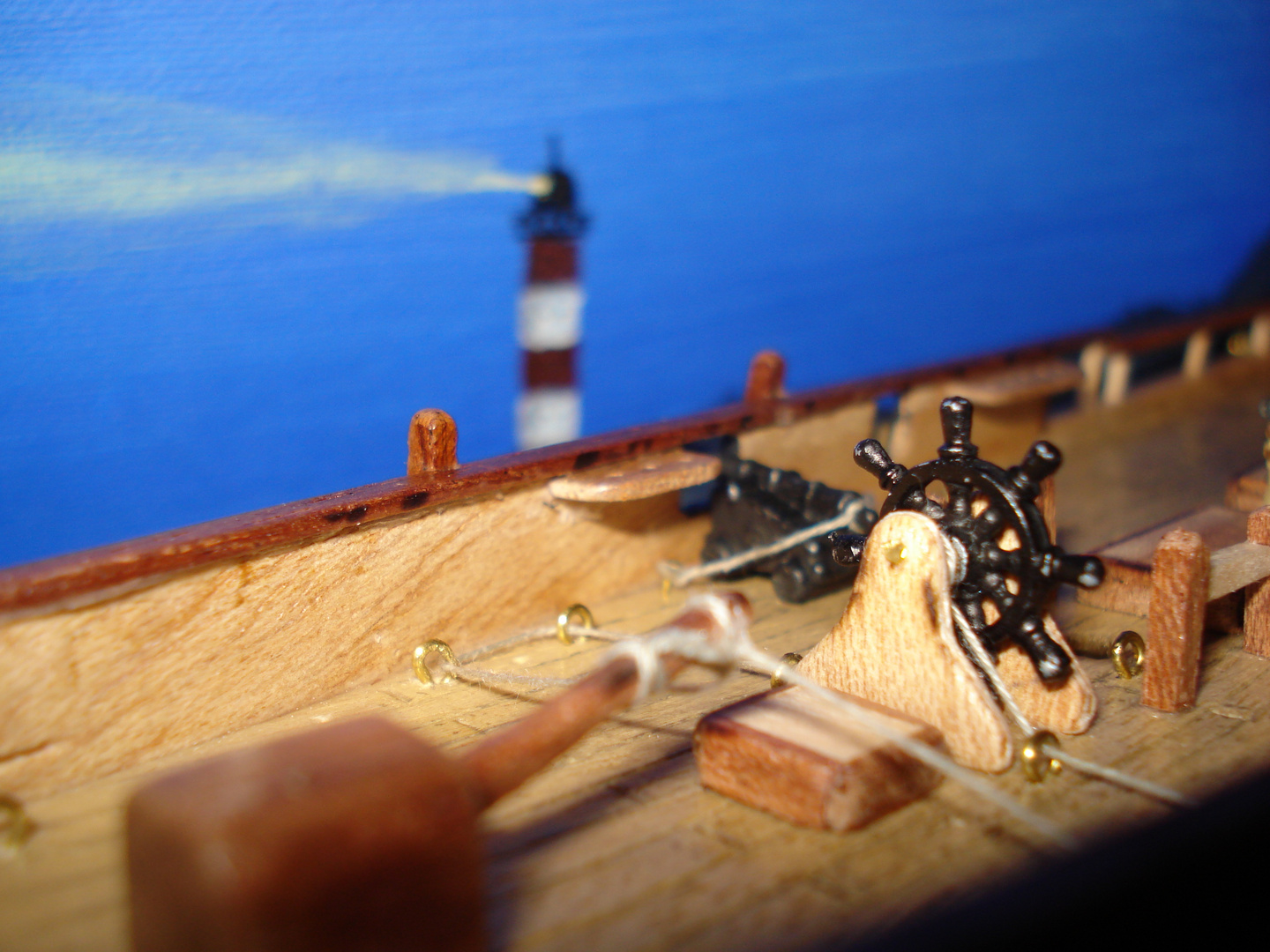 Detail Modellschiff vor selbstgemaltem Bild