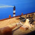 Detail Modellschiff vor selbstgemaltem Bild