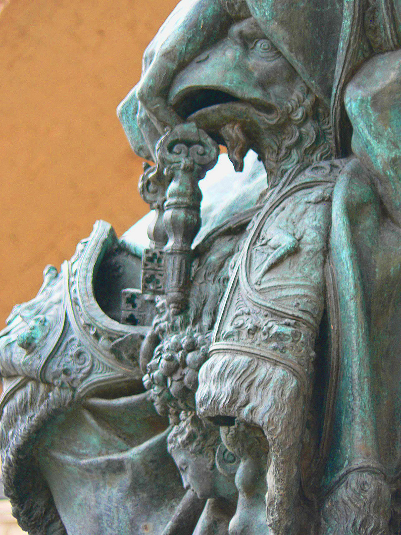Detail of the Statue of Pope Julius II. (1555) Foto & Bild europe