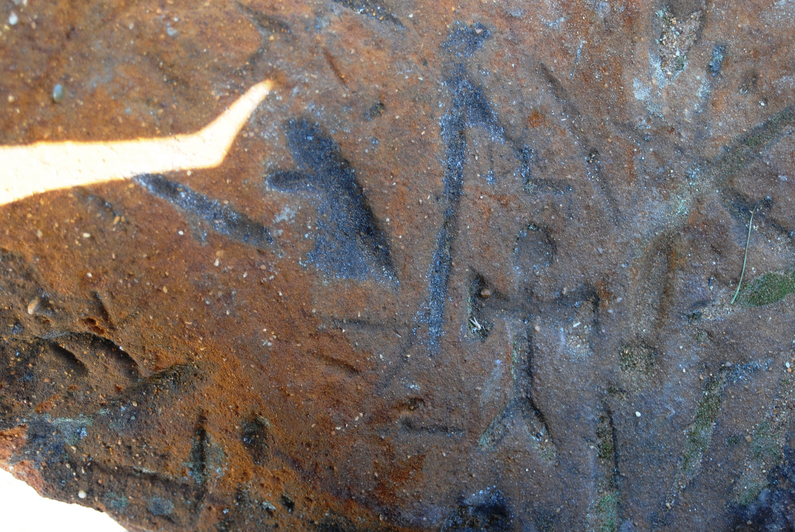 Detail vom Stein mit jungsteinzeitlicher Bilderschrift in Szentbekkalla Ungarn_Hungary