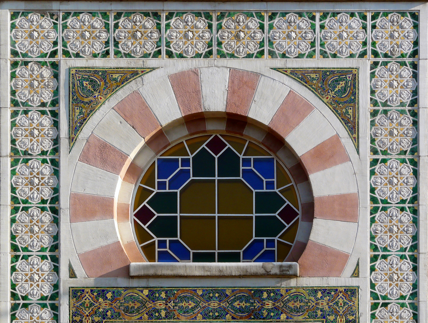 Detail zur Fenstergestaltung an der Tabakmoschee YENIDZE