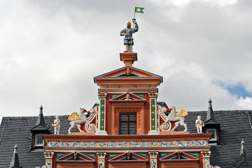 Detailansicht des historischen Hauses "Zum breiten Herd" am Fischmarkt in Erfurt