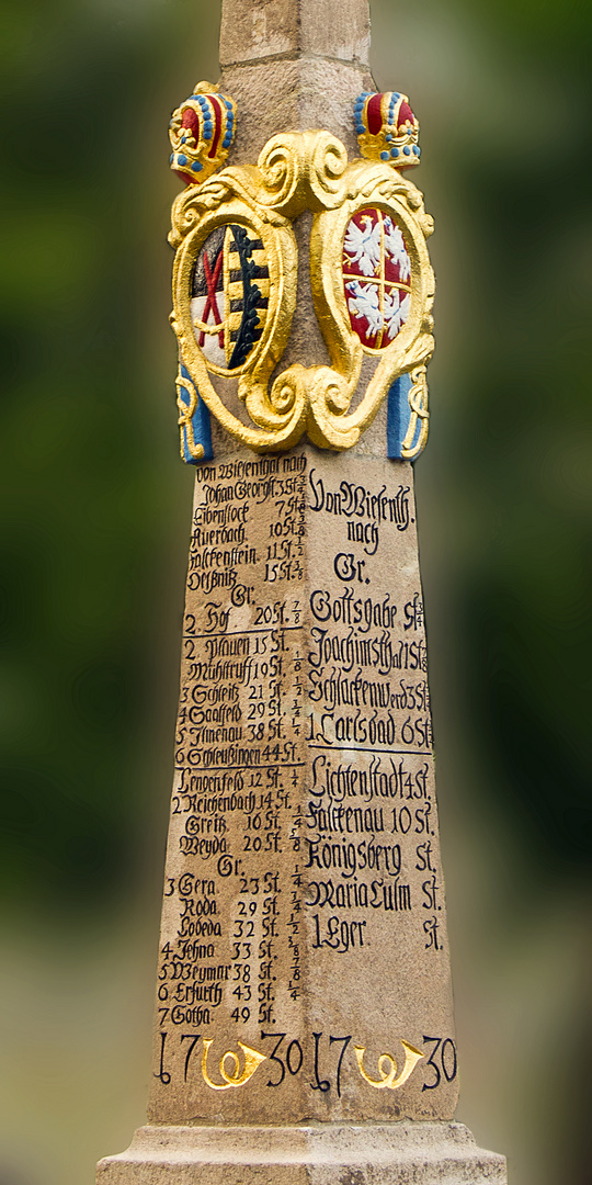 Detailaufnahme der Postmeilensäule auf dem Oberwiesenthaler Markt