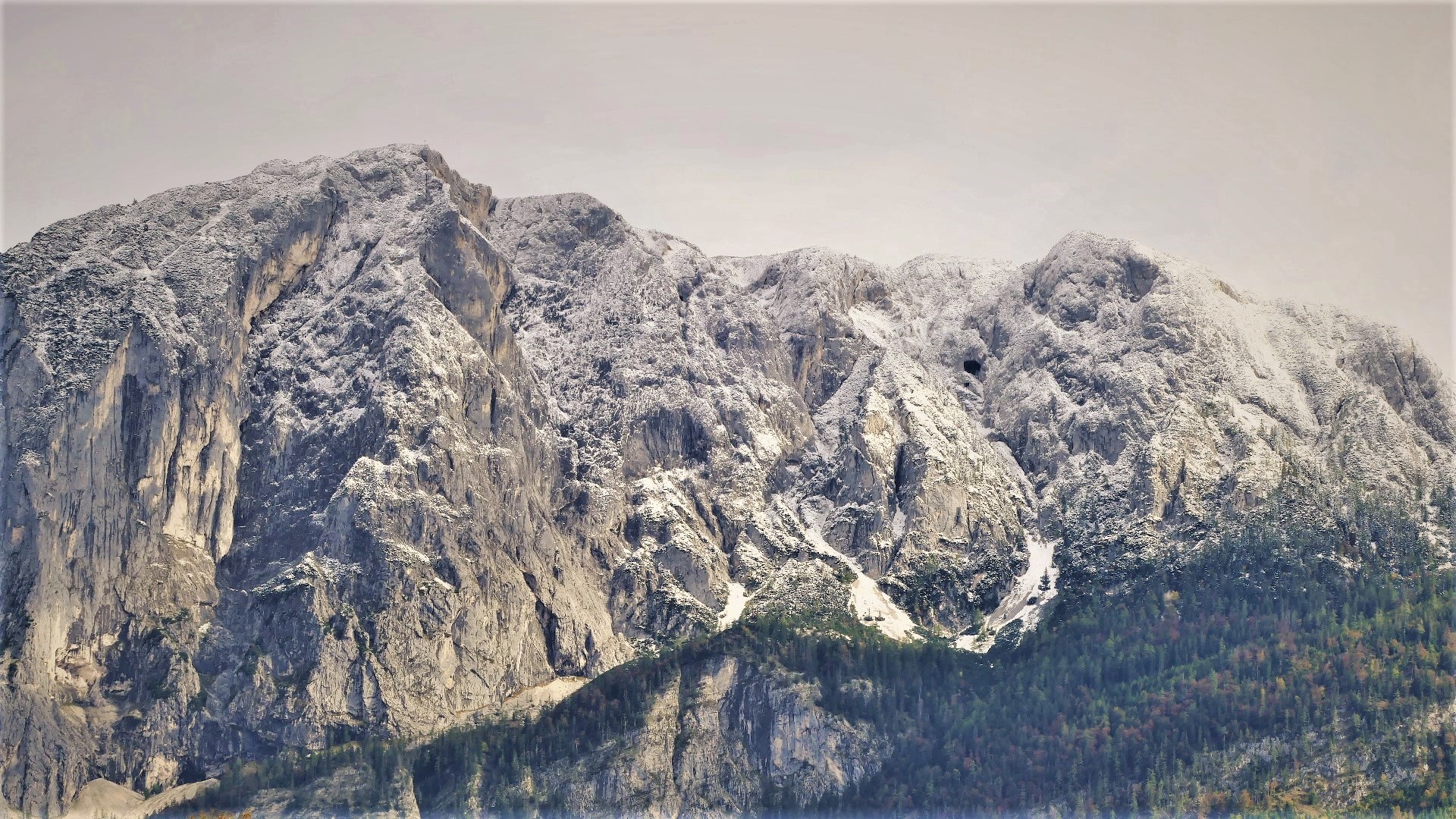 Detailaufnahme der Trisselwand bei Sonne und Schnee