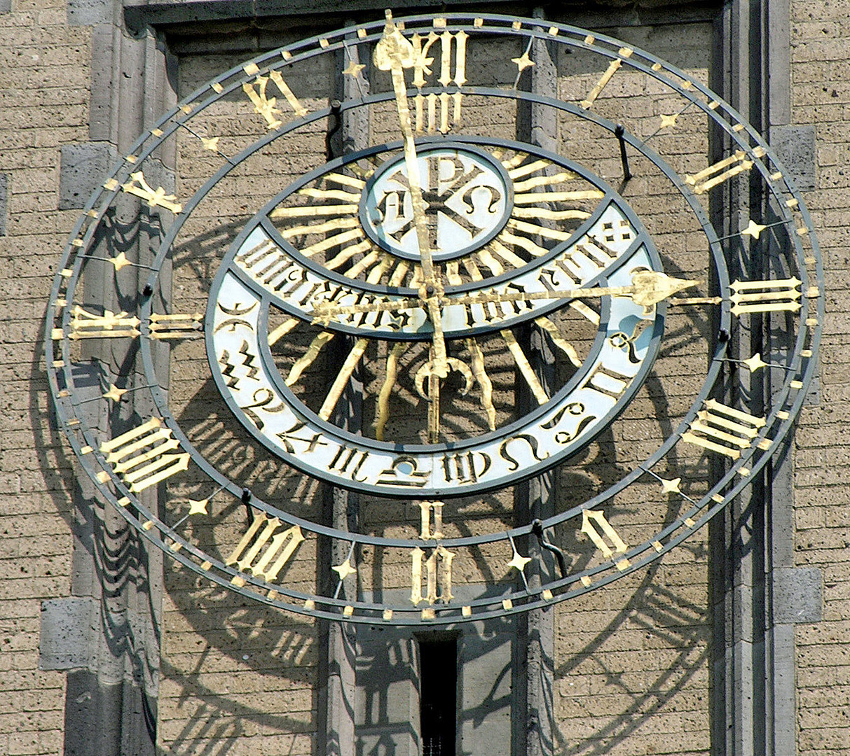 Detailreiche Kirchturm-Uhr