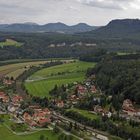 Detailreiche Sicht von der Bastei auf Rathen und die Berge